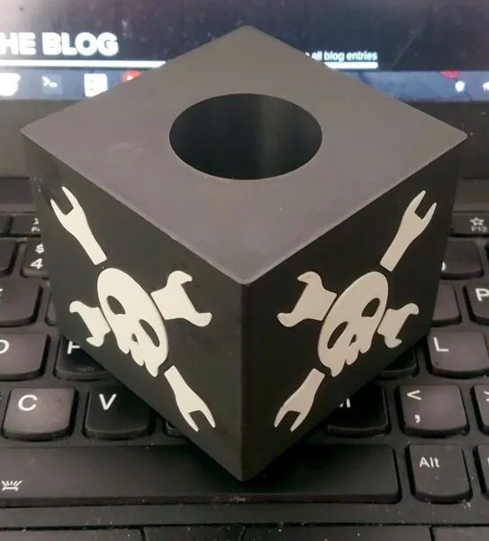 Cubo con micrófono usado durante las entrevistas en BornHack.