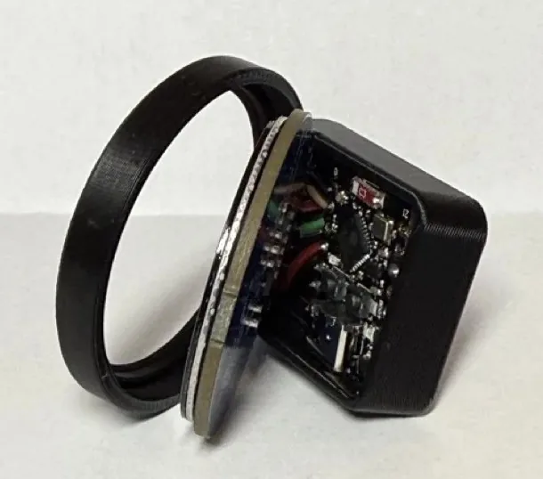 Detalle del radar ESP32 con su pantalla circular
