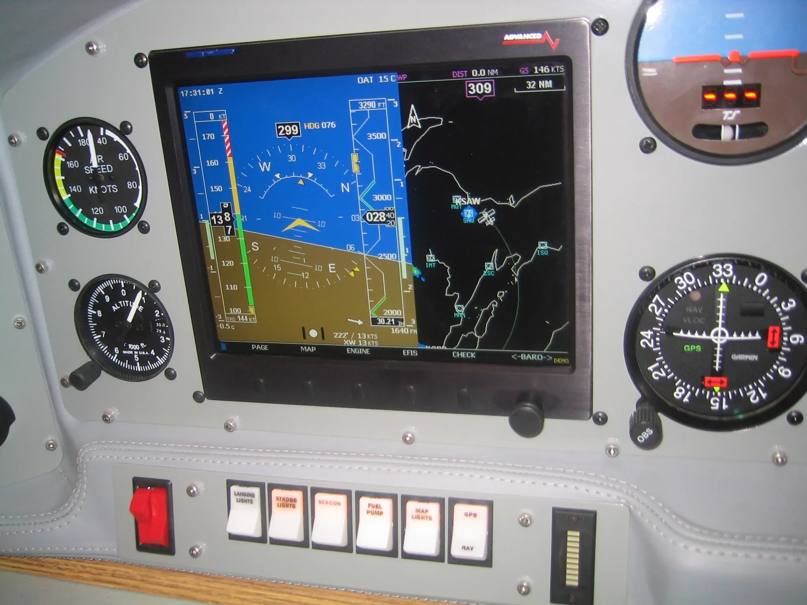Glass cockpit moderno con datos GNSS suplementarios como ground speed