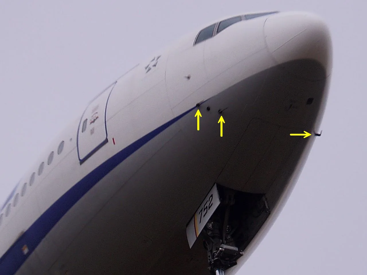 Tubos Pitot sobresaliendo del morro de un Boeing 777-381