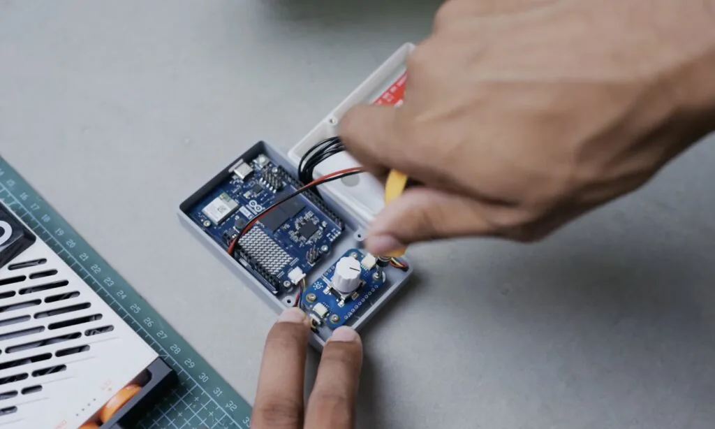 Placa Arduino UNO Q usada en el proyecto