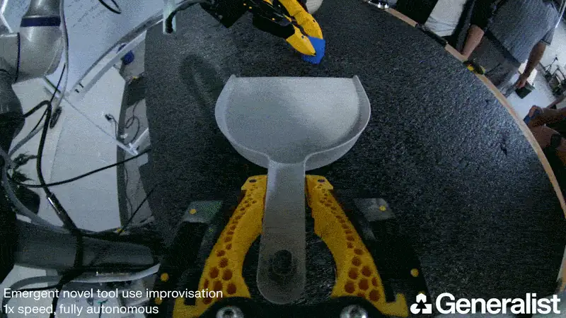 Un robot improvisa y usa la pala como escobilla para barrer el cubo