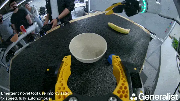 El robot usa una banana para barrer objetos sobre la mesa