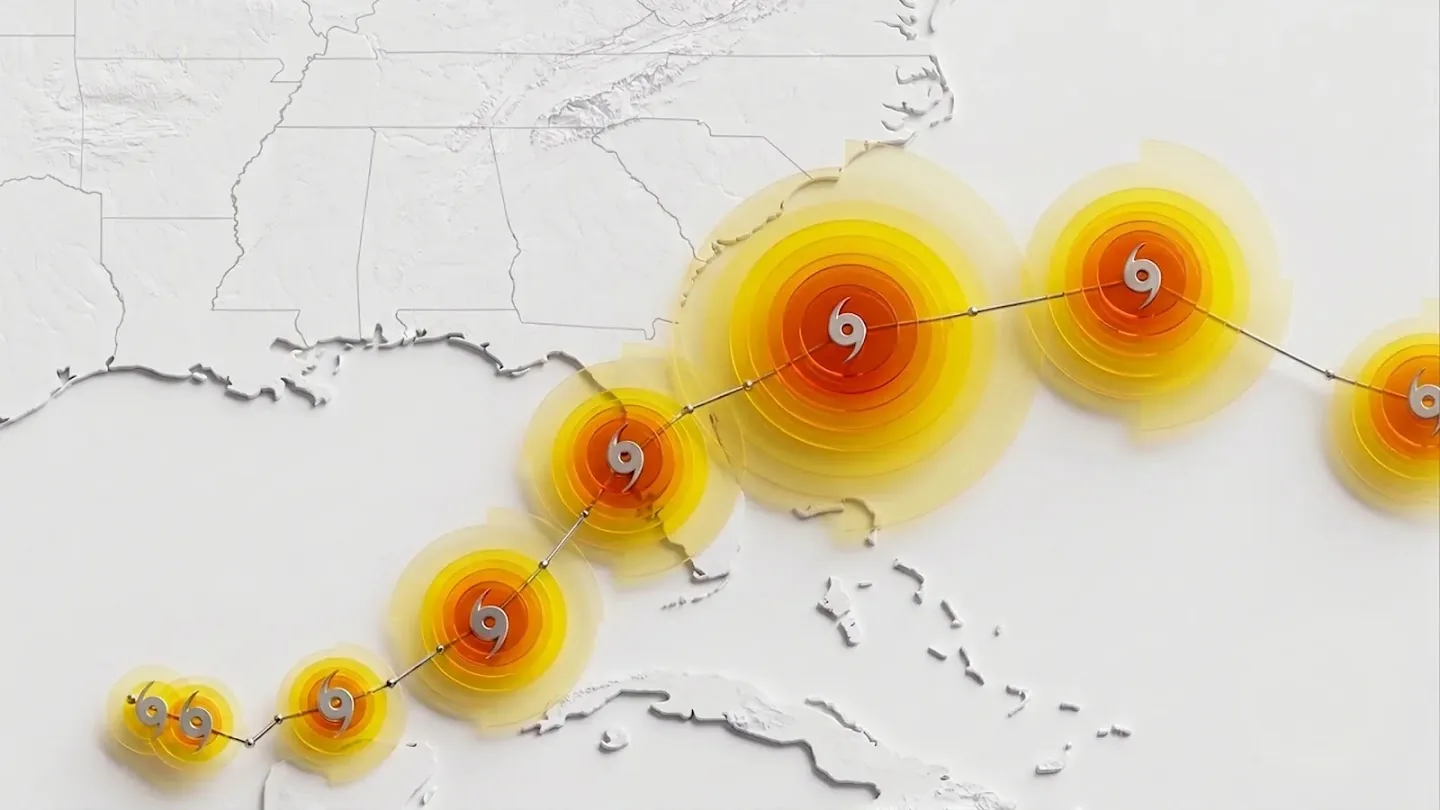 Mapa estilizado que muestra la trayectoria pronosticada de un ciclón sobre el sureste de Estados Unidos, con círculos concéntricos amarillos y naranjas que indican la ruta y la intensidad de la tormenta.