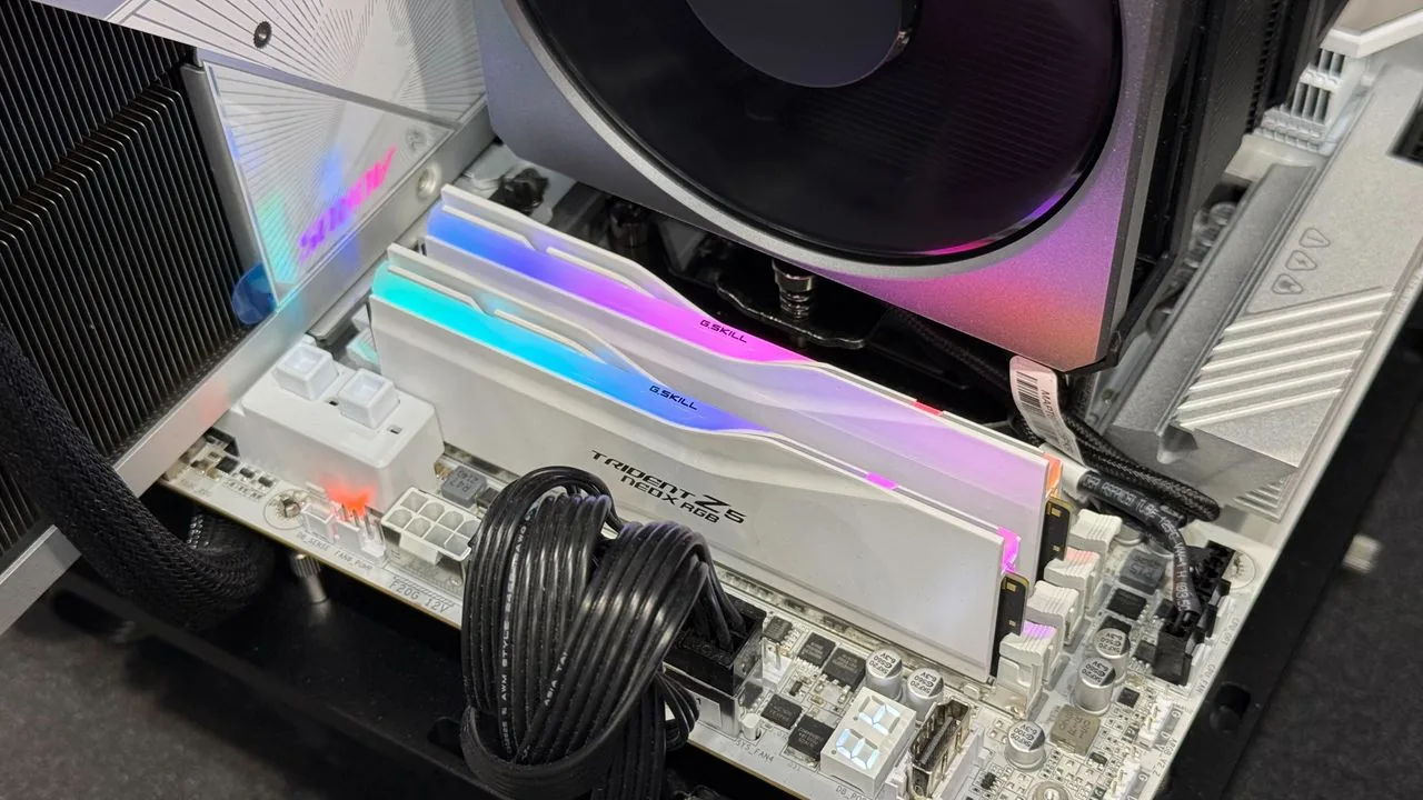 AMD EXPO ULL RAM sale a USD 1.099 y cobra hasta 80% de premium