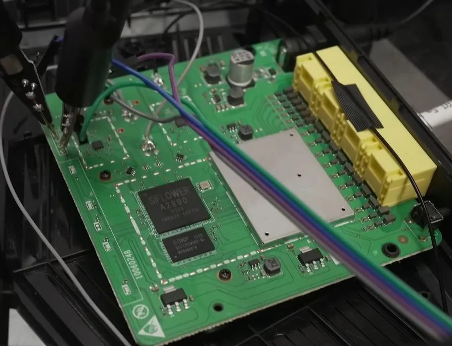 Interior del Tenda AC10V6, manipulando la salida printf del hardware. (Crédito: Low Level, YouTube)