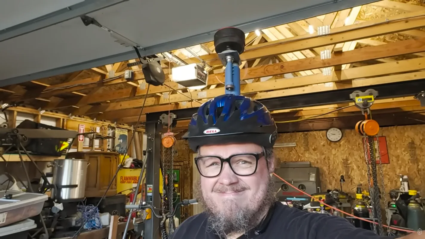 Hackeo urbano: Instalan una cortadora en un casco de bici