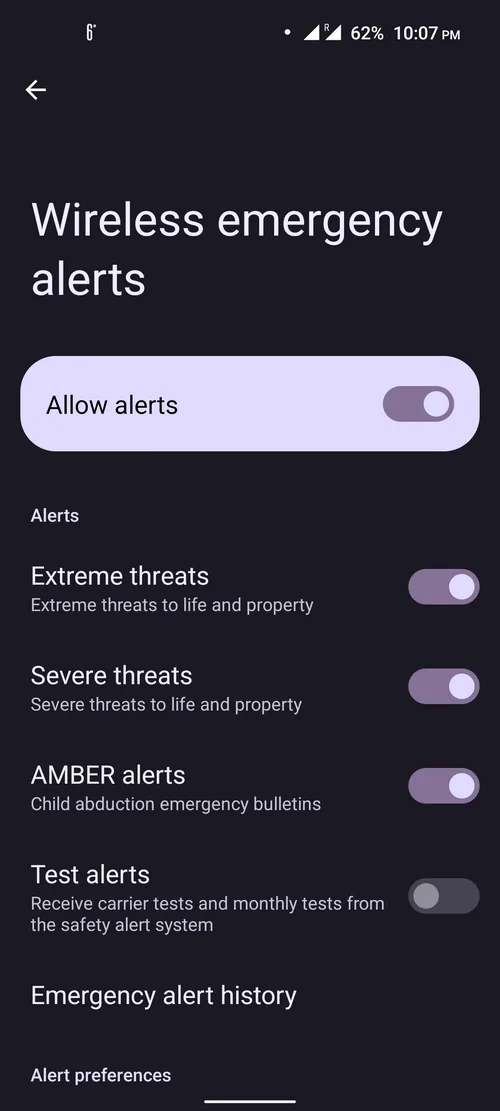 Algunos dispositivos permiten desactivar alertas de bajo nivel. Las alertas CB de nivel superior suelen activar un tono y aparecer en todos los dispositivos compatibles, independientemente de la configuración de volumen o modos de silencio.