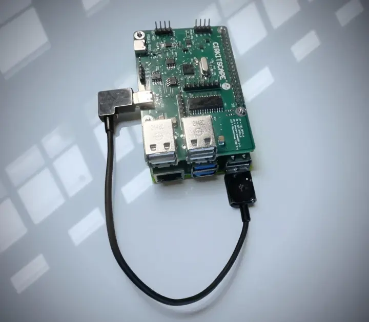 Top HAT conectado a la Raspberry Pi 5 con cable USB