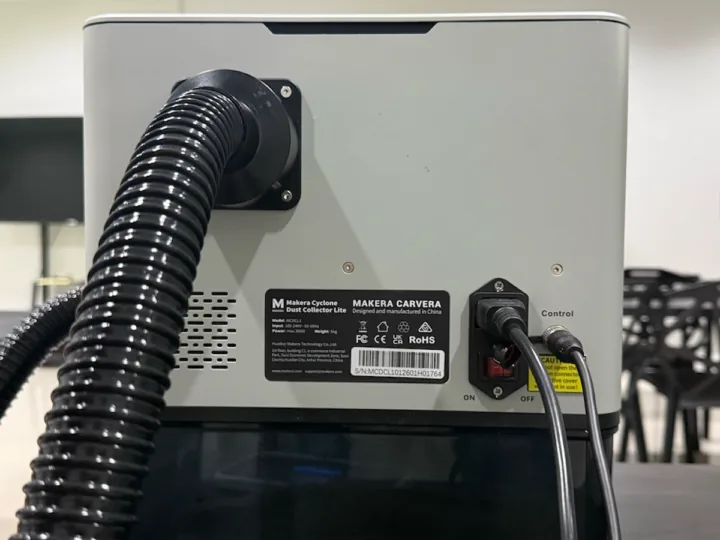 Conexiones traseras del Makera Cyclone Dust Collector Lite