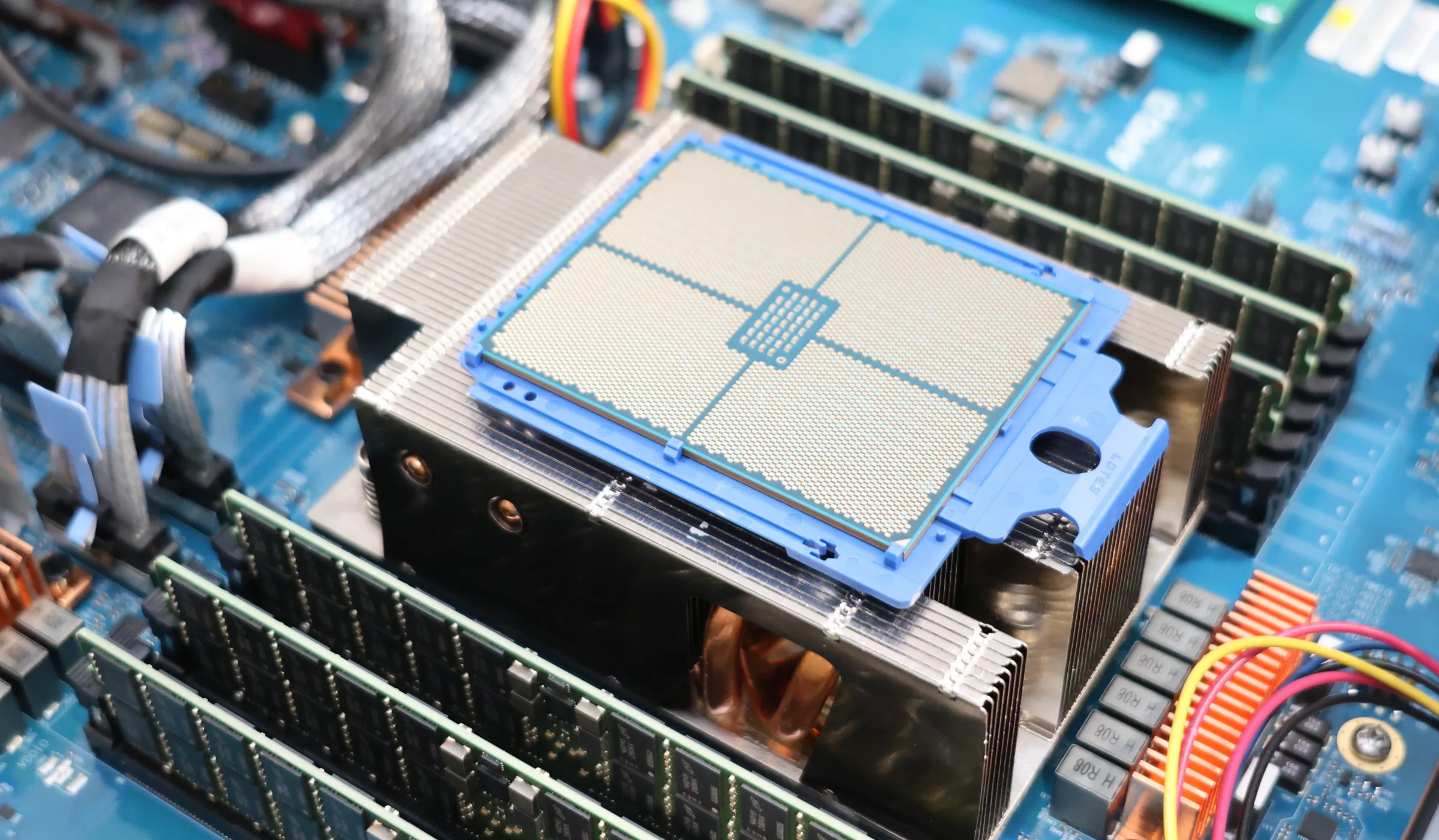 AMD EPYC 8635P: Rendimiento y mejoras para servidores Sorano