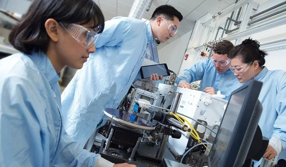 Figura 5. El hilo digital Applied Materials-NVIDIA unifica el descubrimiento a escala atómica, la ingeniería de procesos y la manufactura de alto volumen en un solo flujo continuo de innovación de semiconductores.
