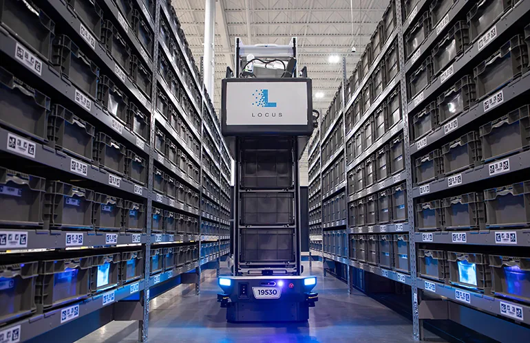 Locus Array está diseñado para maniobrar con precisión a través de los pasillos de los almacenes. Fuente: Locus Robotics