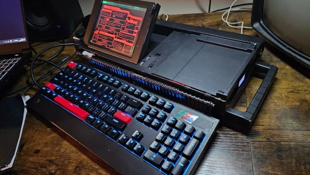 Cyberdeck construido a partir de un Amstrad PPC 640