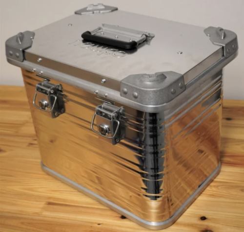 Cyberdeck de seis pantallas plegado en su caja de metal