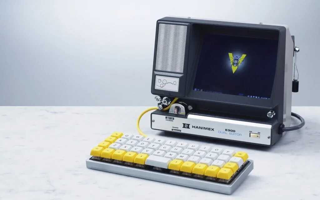 Cyberdeck Super 8 basado en un visor Hanimex E300