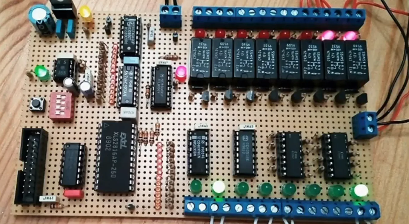 Cimmino construyó un sistema MC14500 casero para entender el chip clásico. Crédito: diapositivas de la charla