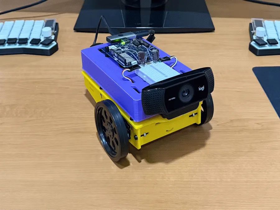 Fotografía del robot que sigue rostros construido con Arduino UNO Q, con la cámara web y los servomotores a la vista