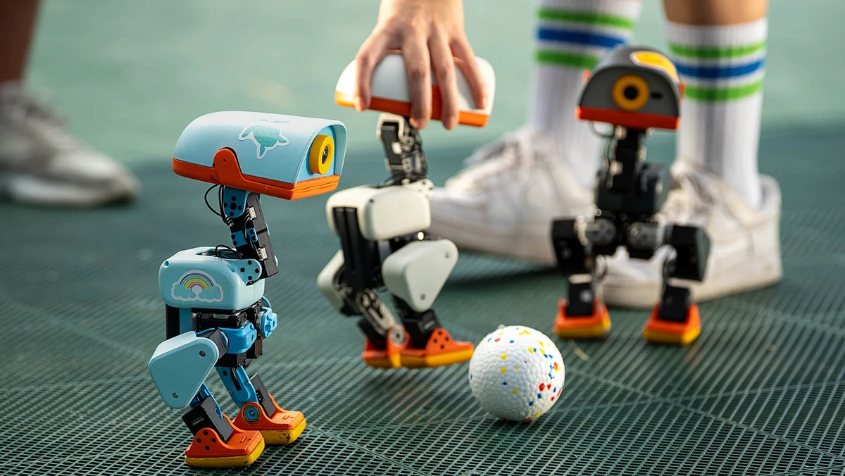 Microduck puede incluso juntarse con otros robots pato y jugar un poco de fútbol