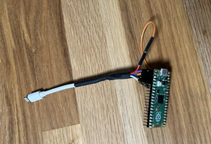 Cable Lightning intervenido y conectado a una Raspberry Pi Pico 2