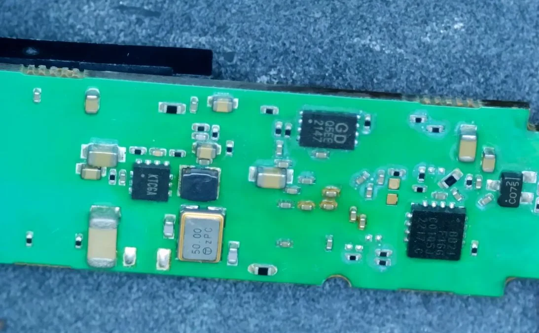Autopsia de un módulo SFP+ 10 Gbit recién cocinado por el calor