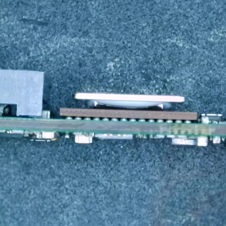 Vista lateral del PCB del módulo SFP+. (Crédito: This Does Not Compute, YouTube)
