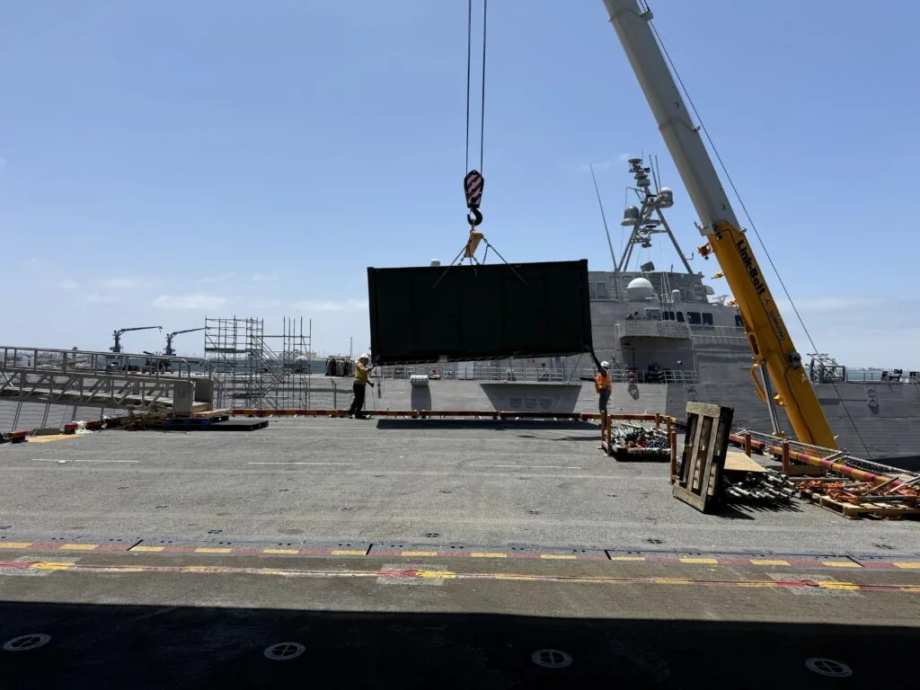 La unidad xCell siendo izada a bordo del USS Essex
