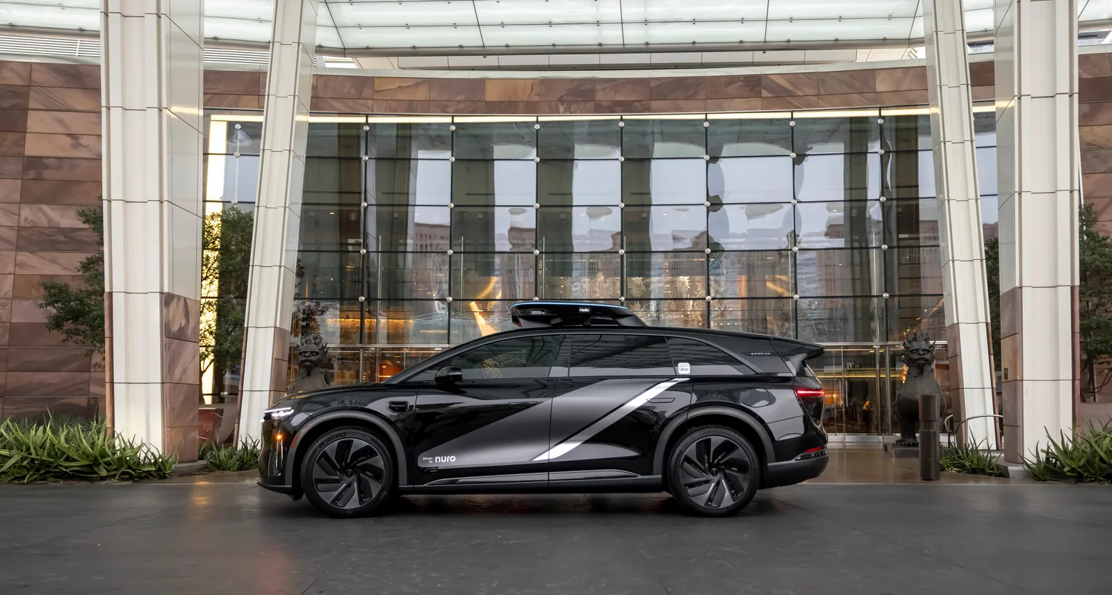 Nuro apuesta a llegar segundo a robotaxis y aprovechar errores de Waymo