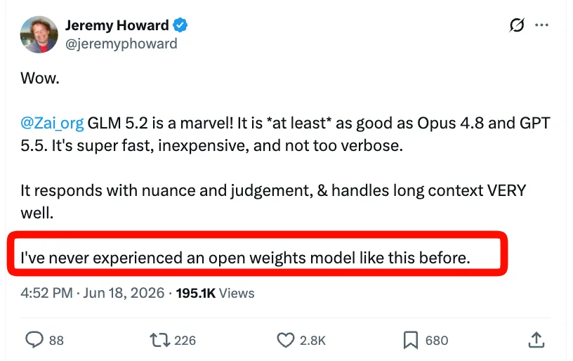 Jeremy Howard endorsando GLM-5.2 en X