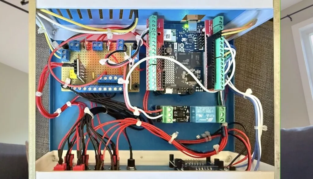 Segunda vista del servidor intranet armado sobre el Arduino UNO Q