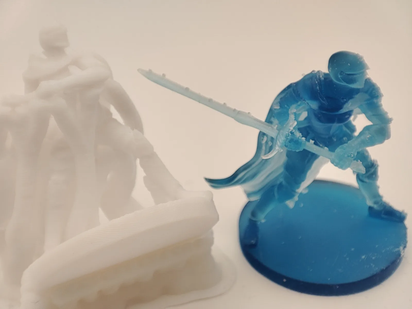 Figurina FDM contra figurina SLA. (Crédito: Maya Posch)