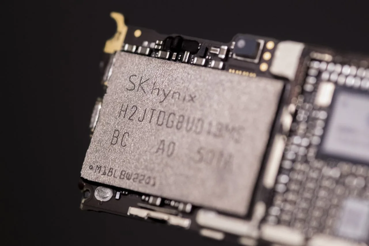 Escasez de memoria DRAM afecta el lanzamiento del iPhone 18