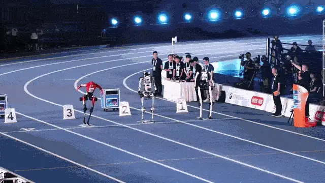 El robot humanoide chino Lightning fija un nuevo récord en los 100 metros planos durante los juegos en Beijing