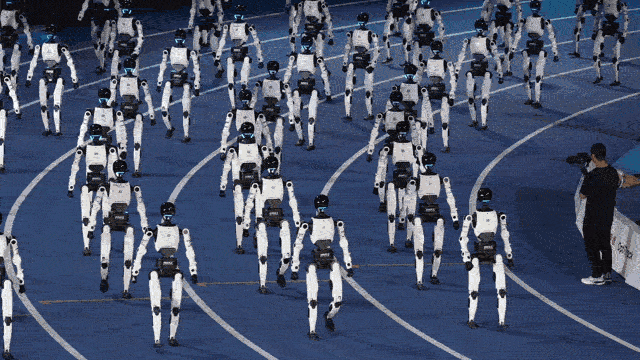 Robots humanoides preparándose para la ceremonia de apertura de los Juegos Mundiales de Robots Humanoides en Beijing, China