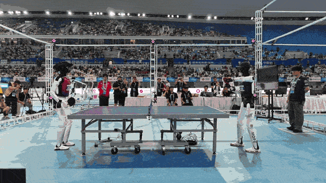 Robots humanoides compiten en tenis de mesa durante la segunda jornada de los Juegos Mundiales de Robots Humanoides