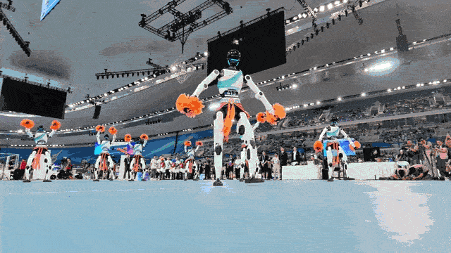 Robots humanoides compiten en la prueba de porrismo durante los Juegos Mundiales de Robots Humanoides