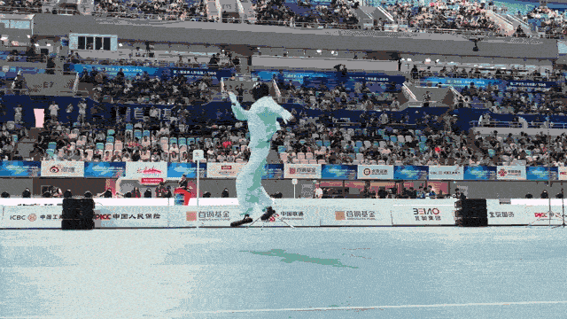 Un robot humanoide ejecuta una rutina de Tai Chi durante la segunda jornada de los juegos en Beijing