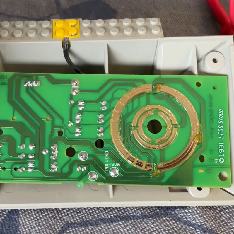 Vista superior de la placa del controlador de tren LEGO 2868b
