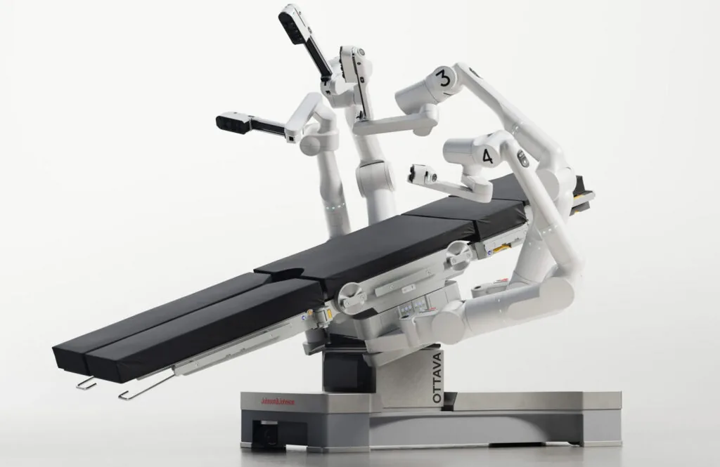 J&J presenta Ottava, el primer robot quirúrgico integrado a la mesa