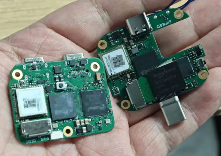 PCBA interna con la mayoría de los chips borrados