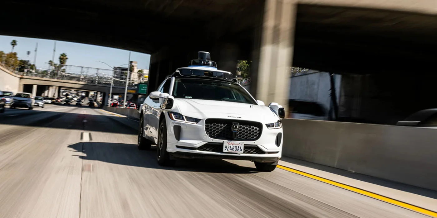 Waymo retira 3.791 robotaxis y empuja parche OTA por inundación
