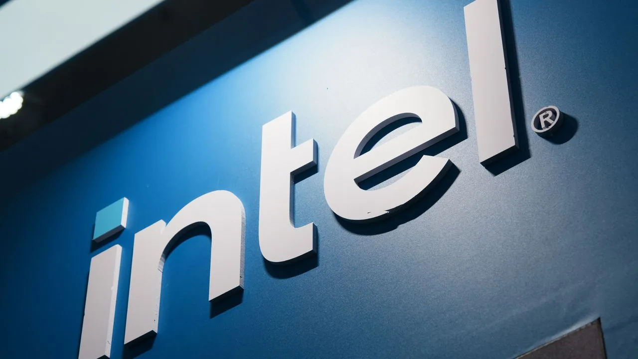 SK hynix prueba EMIB de Intel para HBM y dispara ambas acciones