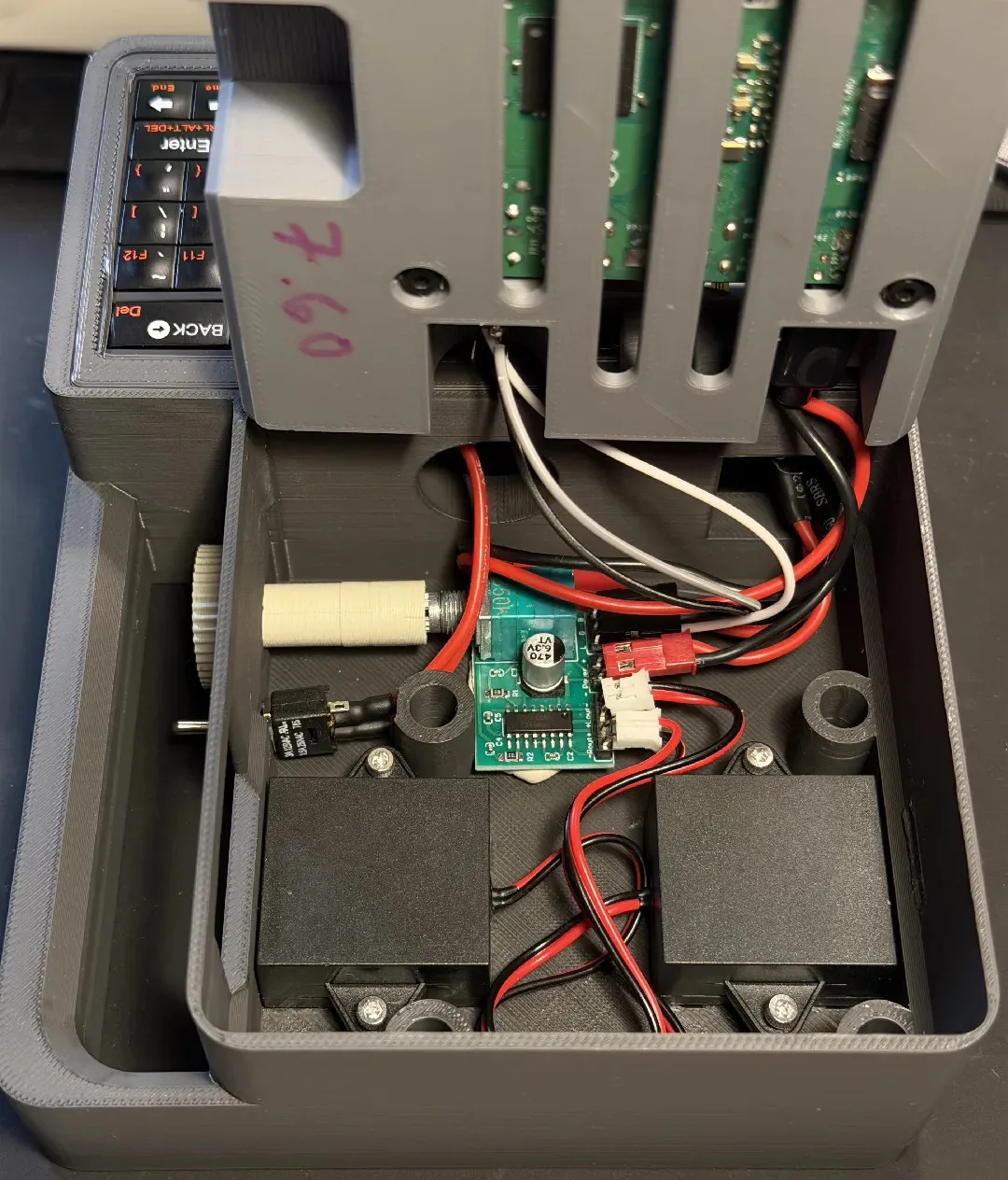 Detalle del cyberdeck Don't Panic