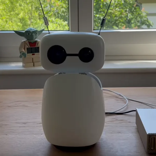 Reachy Mini puede usar servicios remotos o trabajar junto a una máquina de escritorio o notebook.
