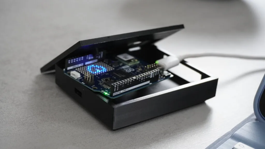 La placa Arduino UNO Q dentro del montaje del proyecto