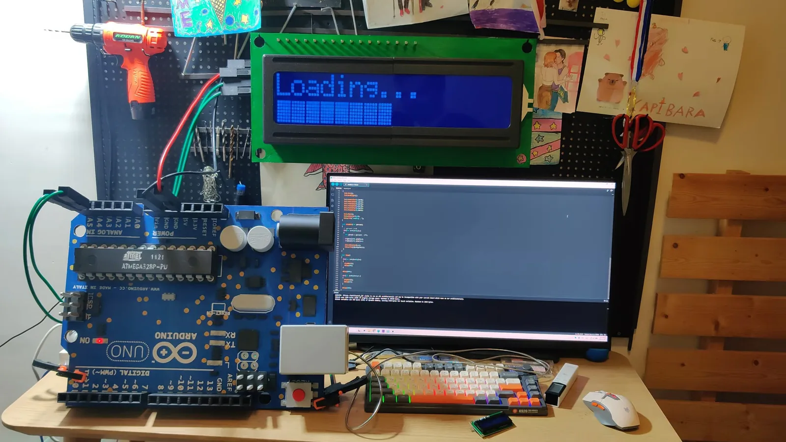 Más de 1000 LEDs: así es la pantalla gigante 16x2 de Uncle Stem