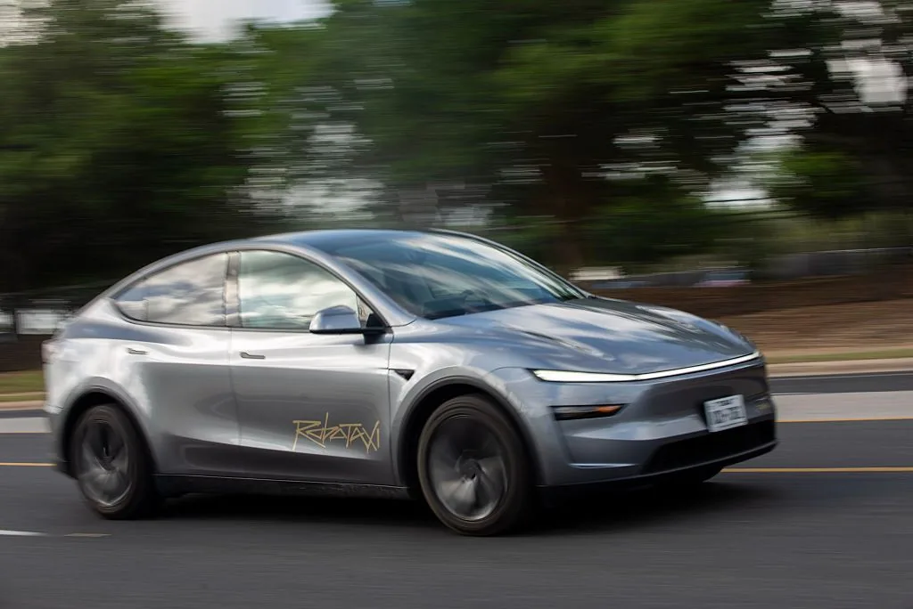 Tesla admite que operadores remotos estrellaron dos robotaxis en Austin