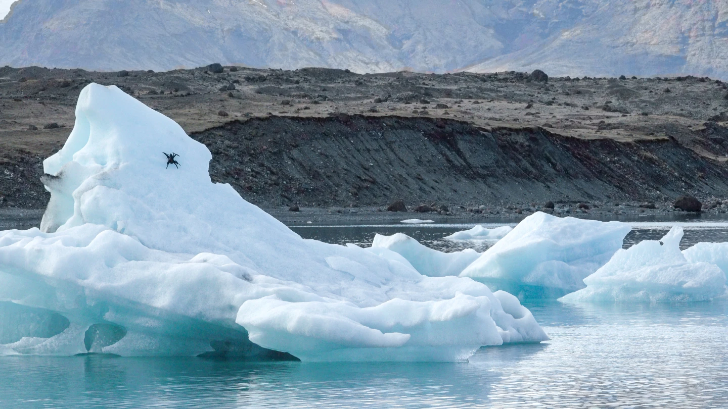 El dron puede aferrarse a paredes de hielo inclinadas hasta 60 grados