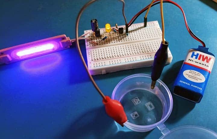 Montaje del sensor de agua en protoboard con la sonda en un vaso de agua