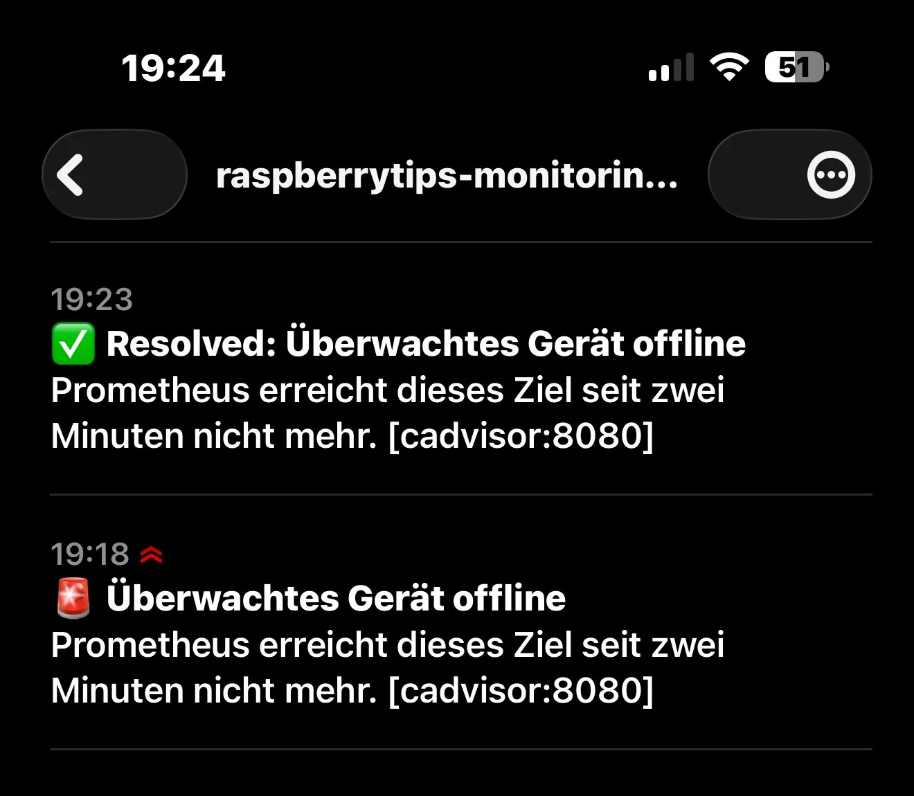 Notificación de ntfy en el celular con la alerta disparada y, debajo, el aviso de que se resolvió